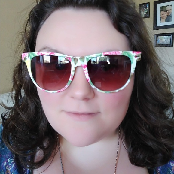 Meet your Posher, Krystal - Picture 2 of 2